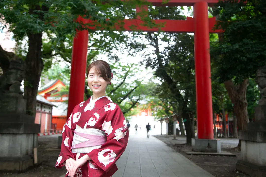 Guest in kimono near Hanazono Shrine in Shinjuku